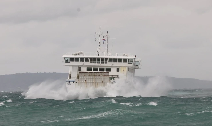 Brod Jadrolinije na uzburkanom moru