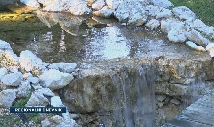 Leži na vodi, a stanovnici gotovo žedni