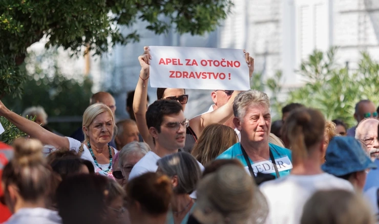  Krk: Prosvjedni skup zdravstvenih djelatnika zbog urušavanja sustava zdravstvene skrbi 