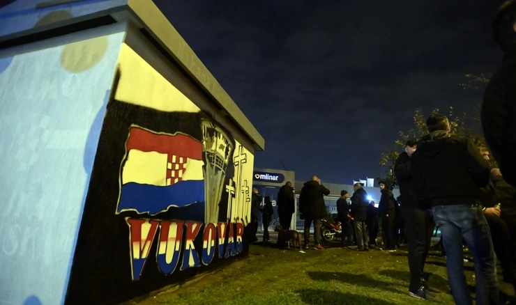 Nezadovoljni građani okupili su se ispred precrtanih murala