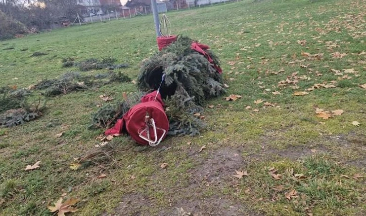 Uništen adventski vijenac Župe Kraljice mučenika