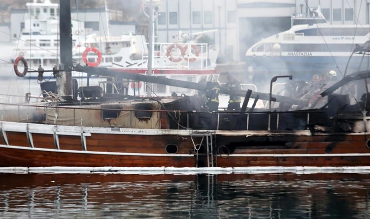 Šibenik: Izbio požar na turističkom jedrenjaku, očevid u tijeku 