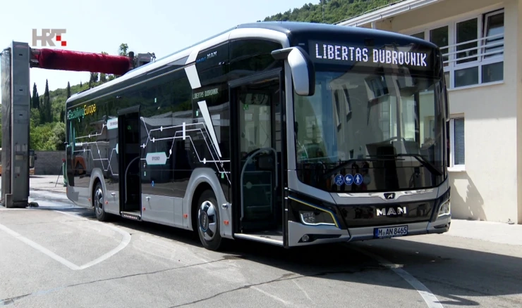 Električni autobus na ulicama Dubrovnika