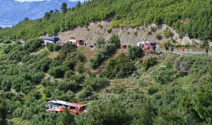 Autobus sletio u provaliju