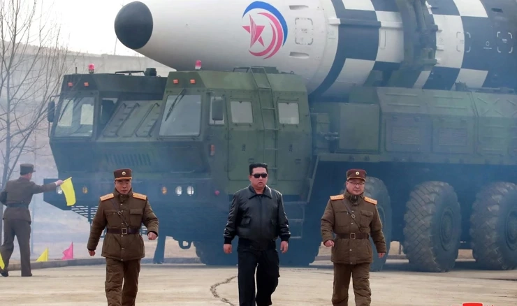 Kim Jong-un nadgleda testiranje balističke rakete 2022.