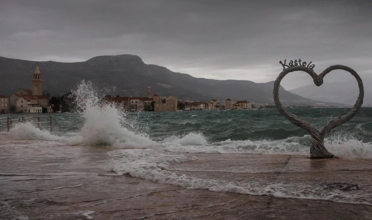 Olujno jugo zahvatilo Kaštela