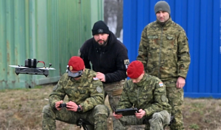 Instruktori za temeljno vojno osposobljavanje na obuci za FPV dronove
