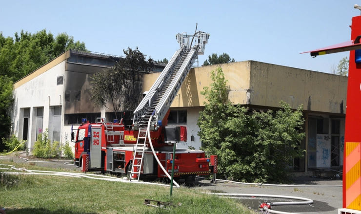 Požar u napuštenom objektu kampusa Borongaj 
