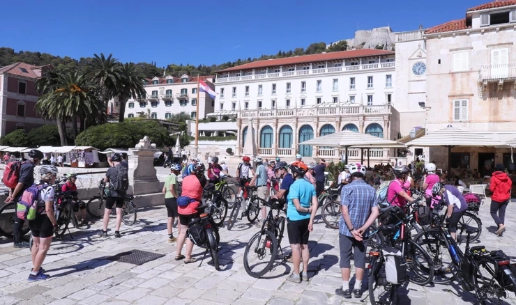 Turisti u gradu Hvaru