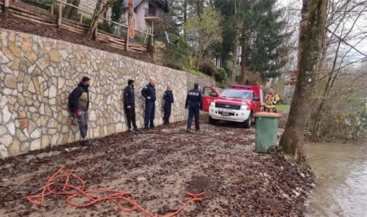 Karlovačka policija i vatrogasci spasili dvoje migranata iz Kupe