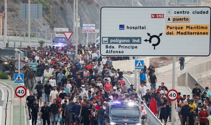 Prelazak migranata pješice i morskim putem iz Maroka na španjolski teritorij