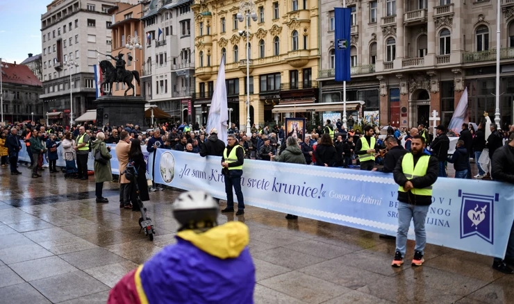 Na Trgu bana Jelačića već jedanaesti put održano grupno moljenje 