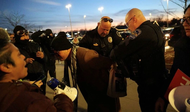 Lokalna policija privodi prosvjednika koji je prosvjedovao protiv američke imigracijske i carinske službe u Richfieldu