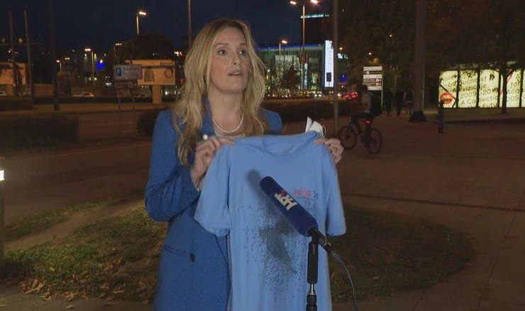 Ivana Sopta iz DZS-a pokazuje kakve će majice nositi popisivači