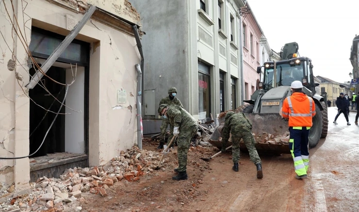 U Petrinji radovi na uklanjanju oštećenih objekata