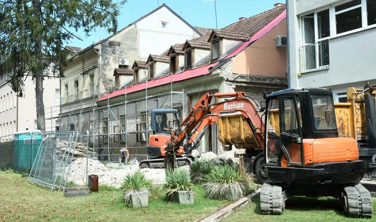 Bačić: Početkom iduće godine bit će završena obnova zgrada javne namjene 
