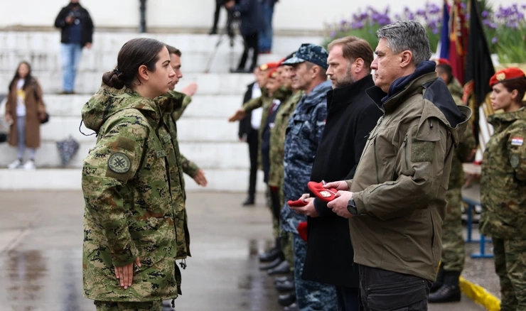 Predsjednik Milanović i ministar Banožić u Kninu na dodjeli crvenih beretki 