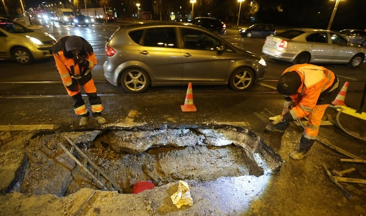  Pukla cijev na križanju Savske i Vukovarske 