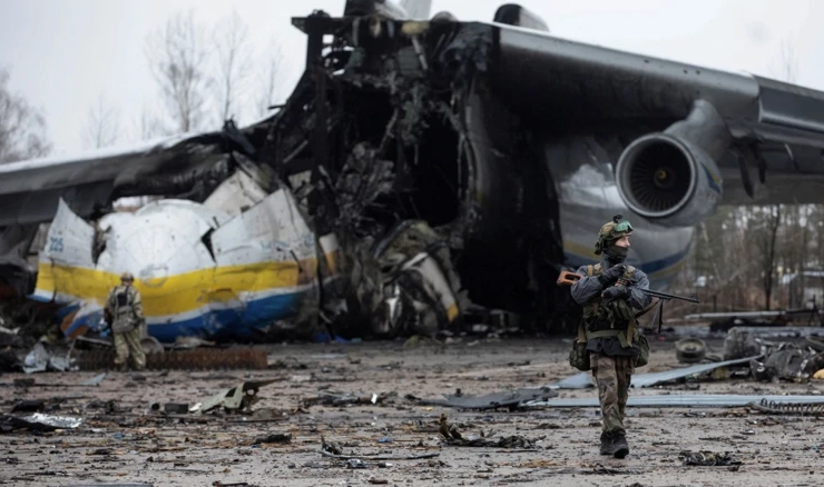 Teretni avion Antonov An-225 Mriya, najveći zrakoplov na svijetu, uništen od strane ruskih vojnika, viđen na aerodromu u naselju Gostomelj