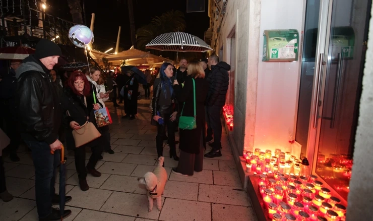 Mali iznajmljivači paljenjem svijeća iskazali nezadovoljstvo zakonom