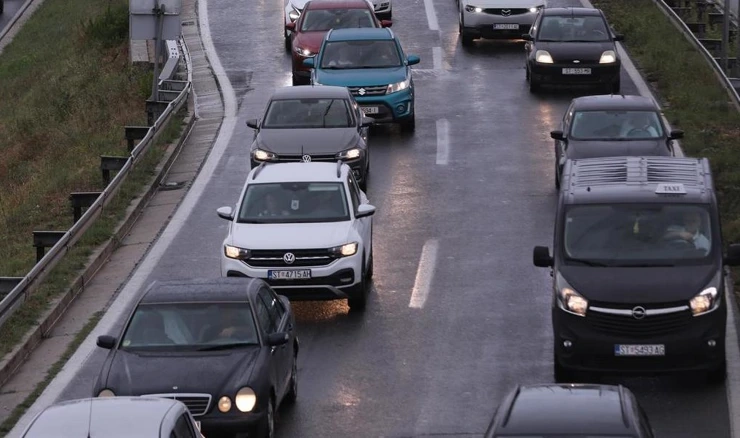 Posljednji vikend u kolovozu u znaku gužvi i skliskih kolnika