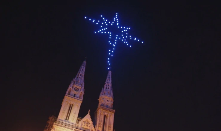 Podizanje zvijezde iznad zagrebačke katedrale