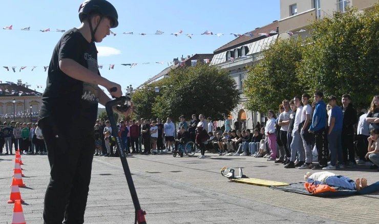 Mladi uče kako sigurno voziti romobil