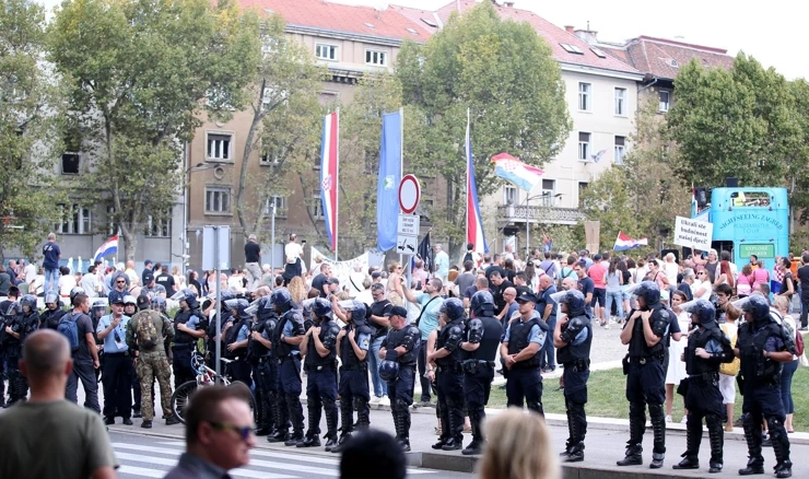 Policija privela četvoricu prosvjednika na Trgu žrtava fašizma