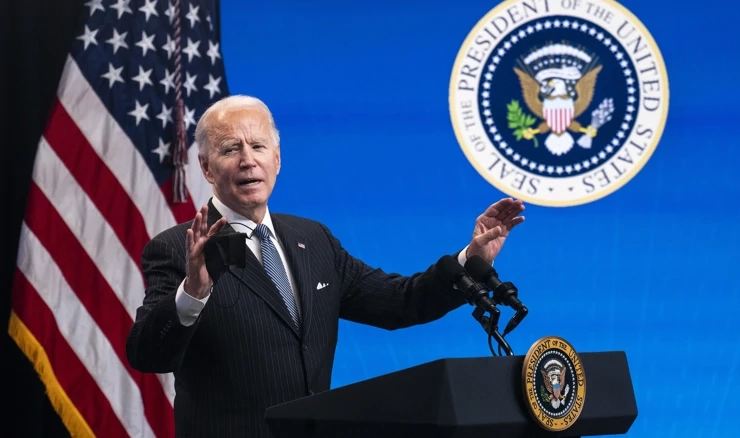 Biden govori o američkoj proizvodnji prije potpisivanja odredbe.