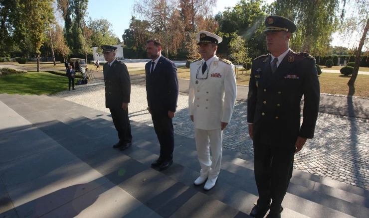  Zagreb: Izaslanstvo Ministarstva obrane i Hrvatske vojske položilo je vijence i zapalilo svijeće na Gradskom groblju Mirogoj 