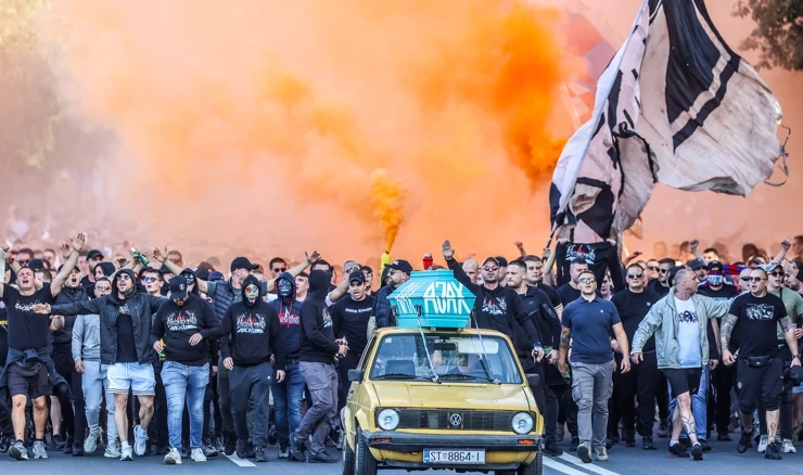 HND: Torcida pokrenula hajku na novinarke i novinare  