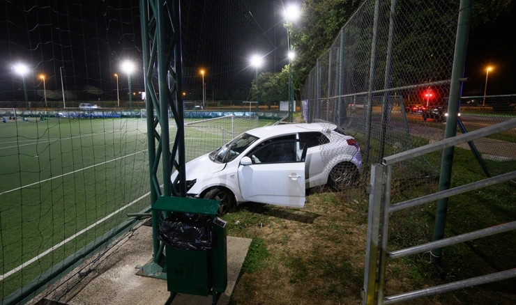 Pritvor vozaču koji je pijan vozilom uletio na nogometni teren