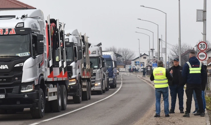 Red kamiona prosvjednika na graničnom prijelazu