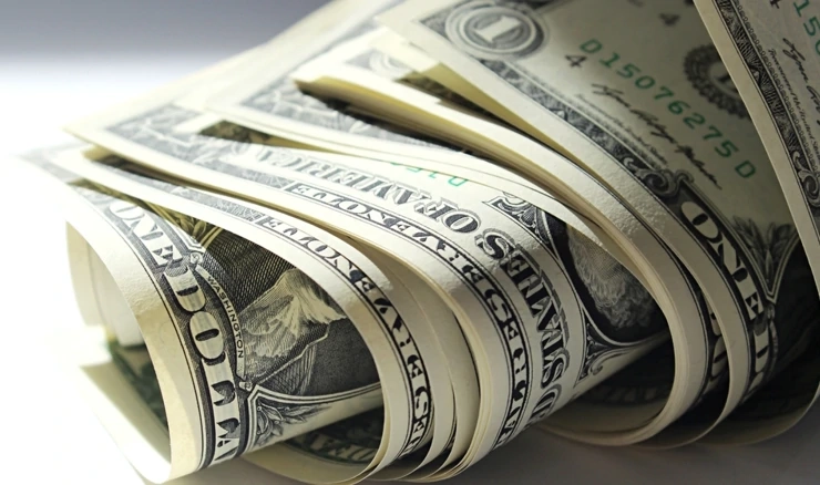 Zbog carinskog rata, dolar pao na najnižu razinu u tri godine