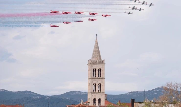 "Krila Oluje" i "Red Arrows" izveli formacijski let iznad Zadra 