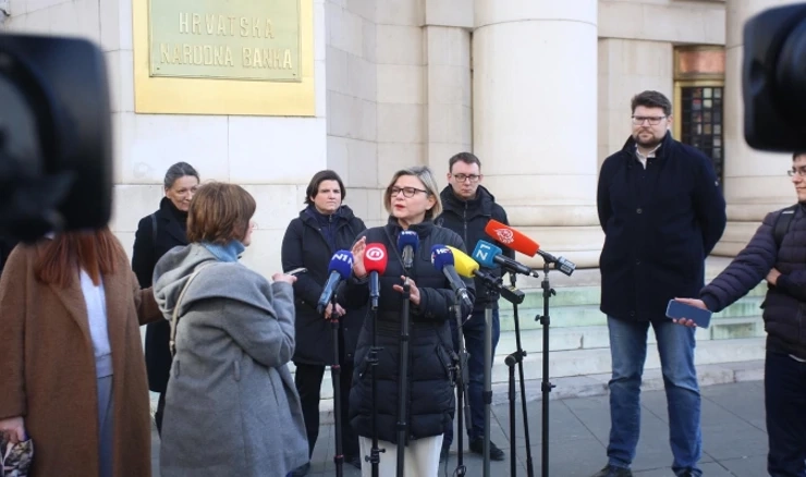 Obraćanje medijima ispred HNB-a, arhivska fotografija 