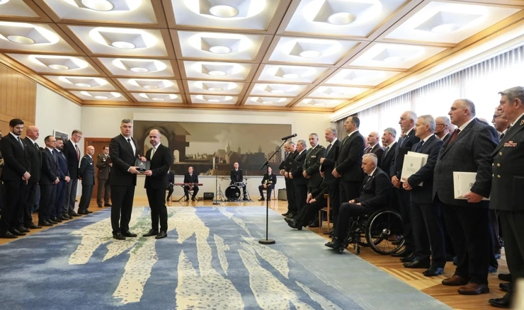 Milanović uručio počasne činove i odlikovanja 