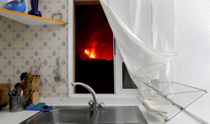 Užarena lava iz vulkana Cumbre Vieja, koji je erumpirao još potkraj rujna, ponovno teče prema Atlantskom oceanu 