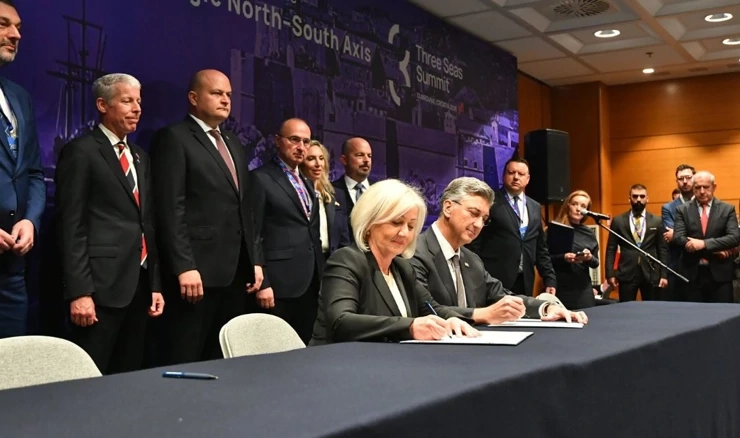 Borjana Krišto i Andrej Plenković potpisuju sporazum 