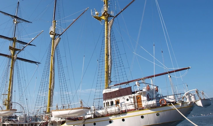 Brod Jadran je povijesni hrvatski jedrenjak