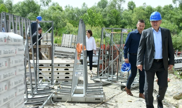  Branko Bačić u Glini obišao lokacije gdje traje obnova nakon potresa 