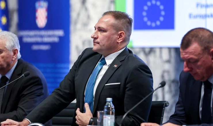 Ministar David Vlajčić na dodjeli ugovora