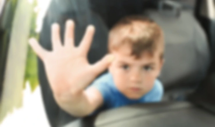 U Gospiću izbjegnuta tragedija, građani izvukli dijete iz ugrijanog automobila