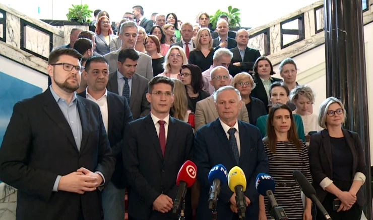 'Prosvjed' oporbe na saborskom stubištu