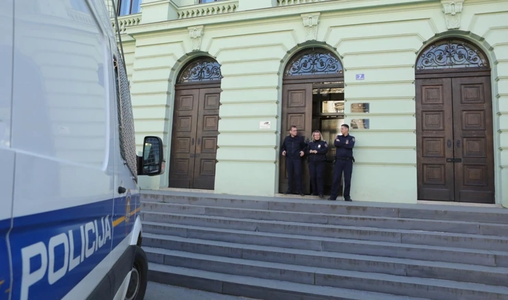 Privođenje osumnjičenih za preprodaju droge i duhana na Županijski sud u Osijeku 