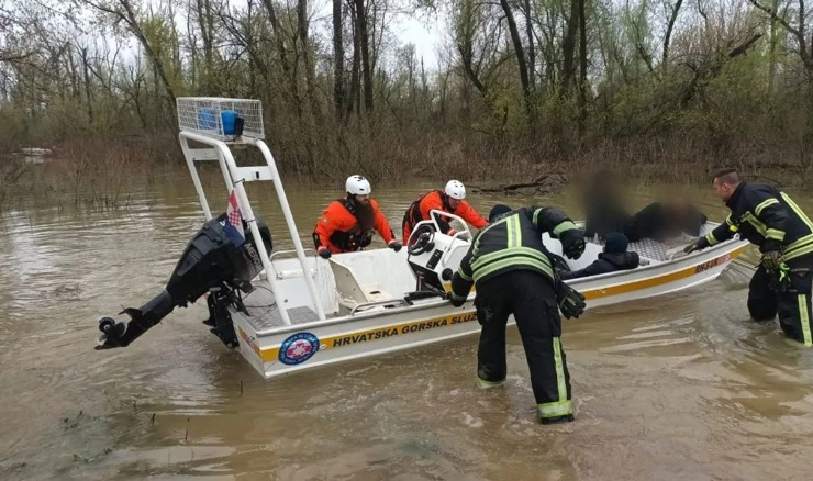 Babina Greda: Više ljudi završilo u Savi, traje velika akcija spašavanja