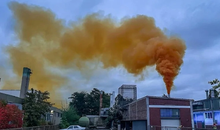 Narančasti dim kulja iz postrojenja