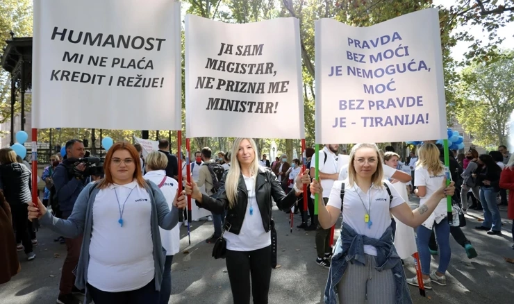 Prosvjed zdravstvenih djelatnika zbog COVID potvrde s kojom moraju dolaziti na posao