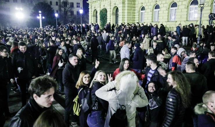 Okupljanja mladih ispred HNK