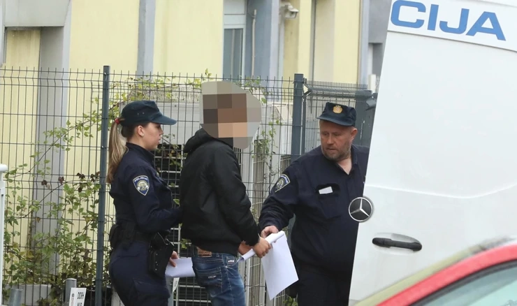 Privođenje osumnjičenog za požar u Vjesniku, arhivska fotografija